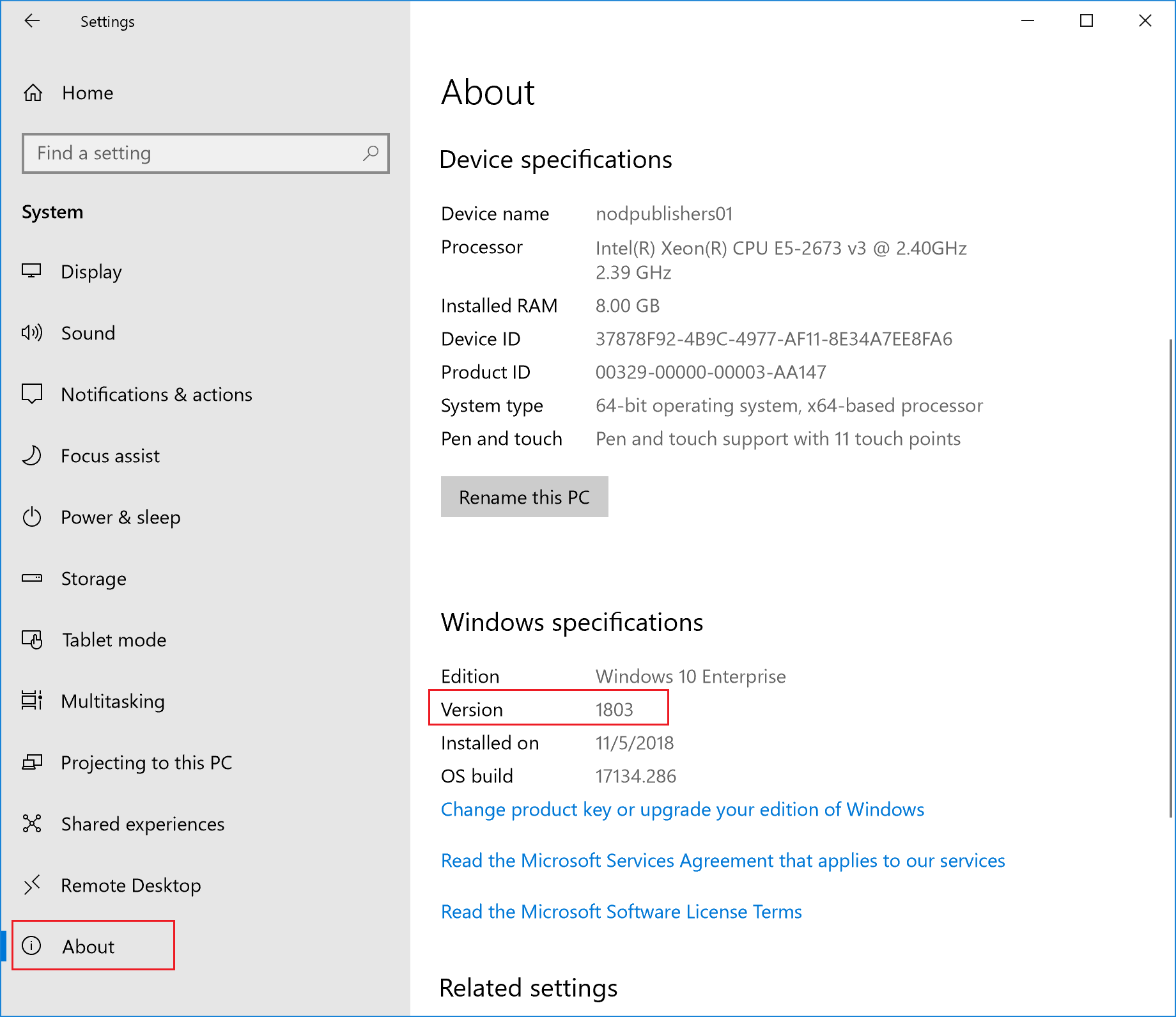 Confirmar sua versão do Windows 10 Desktop Antes de registrar seu Windows 10 Desktop, você deve confirmar a versão do Windows que tem instalada. Clique com o botão direito do mouse no ícone Iniciar do Windows e selecione Configurações para exibir as opções de Configurações do Windows. Captura de tela de Configurações do Windows – Sistema Selecione Sistema > Sobre. Captura de tela das configurações do sistema Dica Você também pode digitar a frase "Sobre seu computador" na barra de pesquisa e selecionar Sobre seu computador. Na janela Configurações, você verá uma lista das Especificações do Windows do seu computador. Dentro dessa lista, localize a Versão. Confirme se a versão do Windows 10 é 1607 ou posterior. Importante As etapas apresentadas neste início rápido são para a versão 1607 ou posterior do Windows 10, se a versão for 1511 ou anterior, continue com estas etapas. Registrar o Windows 10 Desktop Volte para as Configurações do Windows e selecione Contas. Captura de tela das configurações do sistema – Contas Selecione Acessar trabalho ou escola > Conectar. Selecione Acessar conta corporativa ou de estudante Entre no Intune com sua conta corporativa ou de estudante e selecione Avançar. Se você seguiu o início rápido criar um usuário e atribuir uma licença, poderá entrar com a conta de usuário que você criou. Observação Se você configurar um ".onmicrosoft.com", a conta de usuário terá .onmicrosoft.com como parte do endereço dela. Insira sua conta corporativa ou de estudante Você verá uma mensagem que indica que sua empresa ou escola está registrando o dispositivo. Quando você vir a página Tudo pronto! , selecione Concluir. Você terminou. Agora você verá a conta adicionada como parte das configurações de Acessar trabalho ou escola em sua área de trabalho do Windows. Captura de tela da conta recém-adicionada Se você seguiu as etapas anteriores, mas ainda não consegue acessar sua conta de email e seus arquivos corporativos ou de estudante, siga as etapas em As etapas a serem seguidas se você vir Acessar conta corporativa ou de estudante. Confirmar o registro de dispositivo no Intune Entre no Intune como um Administrador Global ou um Administrador de Serviços do Intune. Escolha Dispositivos > Todos os dispositivos para exibir os dispositivos registrados no Intune. Verifique se você tem um dispositivo adicional registrado no Intune. Captura de tela dos dispositivos registrados no Intune